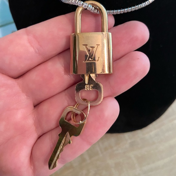 Louis Vuitton Lock & Key #318 w/ 2 keys - Picture 2 of 3